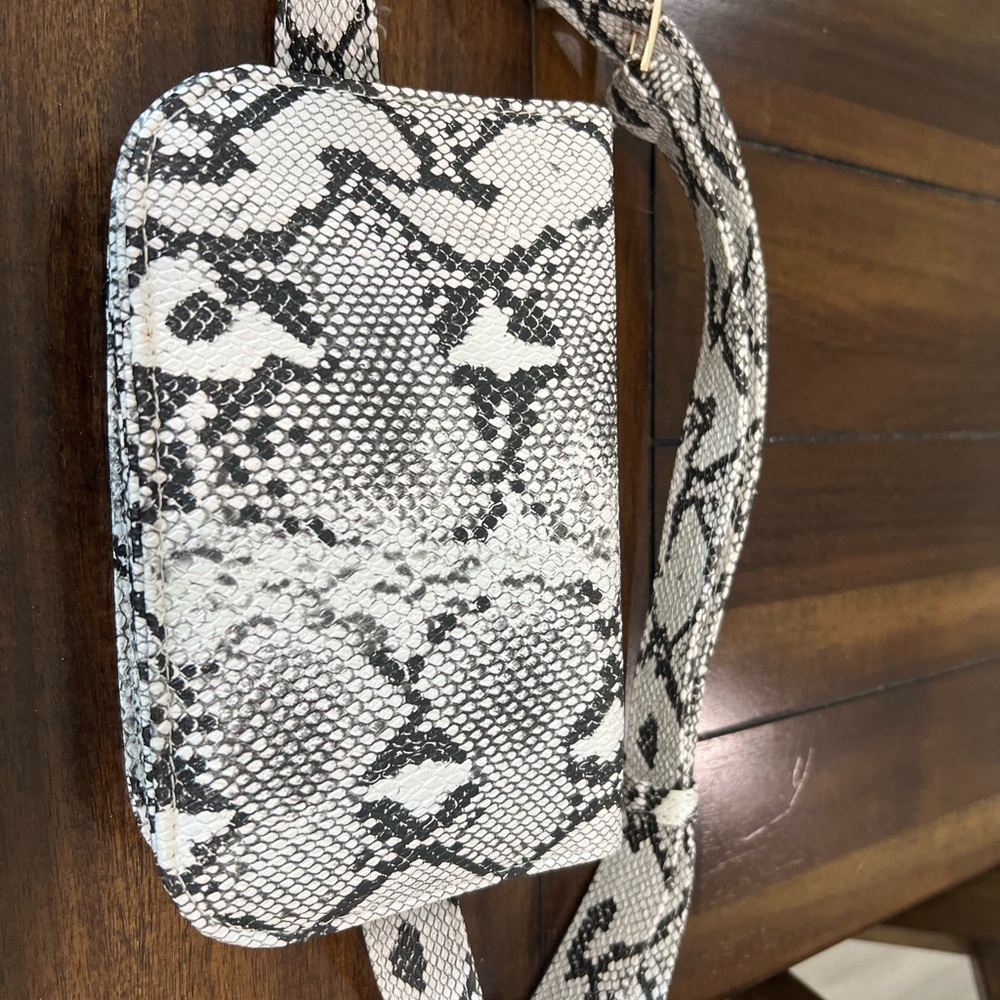 Snakeskin Pattern Crossbody Bag